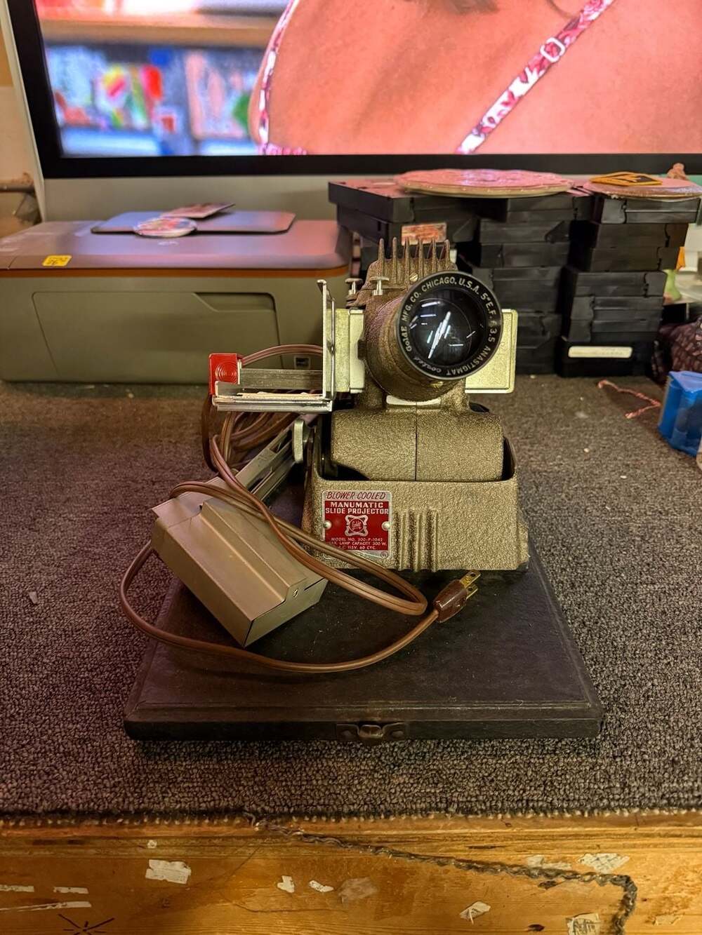 GoldE Manumatic Model 300-P-1042 Blower Cooled Slide Projector